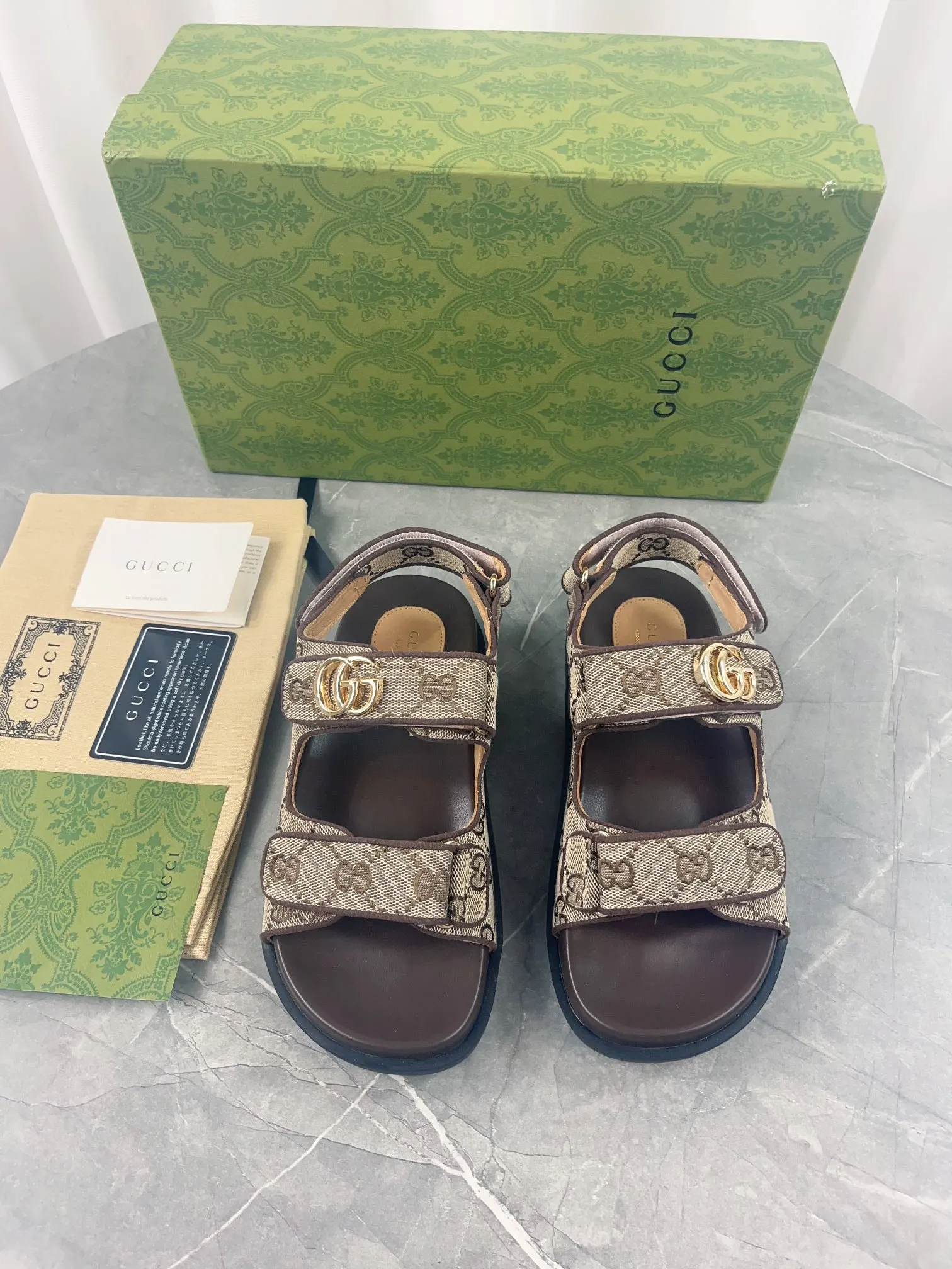 👟👟Ex-factory price 520👟👟 2024 Gucci presbyopic fabric sandals, Gucci special presbyopic canvas fabric with double G metal buckle, fabric: double G presbyopic/imported cowhide, lining: cow lining, outsole: rubber outsole, size: 35-42